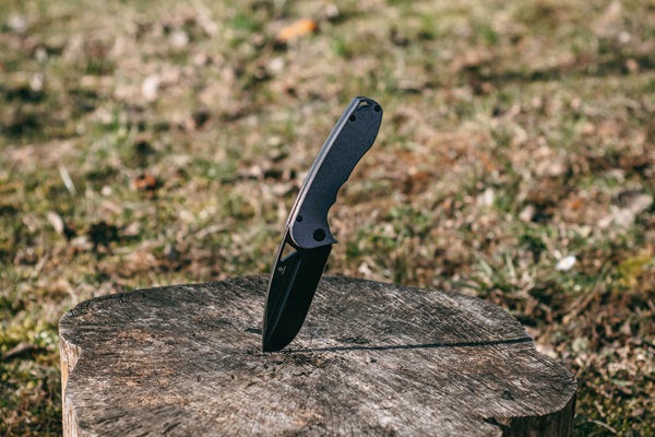 Мікарта та брутальний Blackwash: естетика потужності в ножі Bömbur