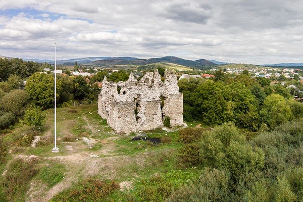 Середнянський замок Тамплієрів, Середнє